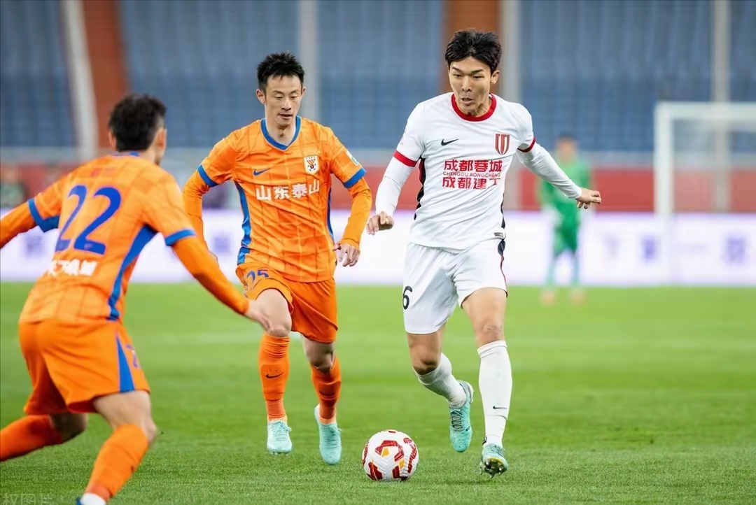 一竞技 -包含赛地聚焦——CBA季后赛清晨热度飙升，成都蓉城完成体检，震撼外界，临场指挥获称赞的词条